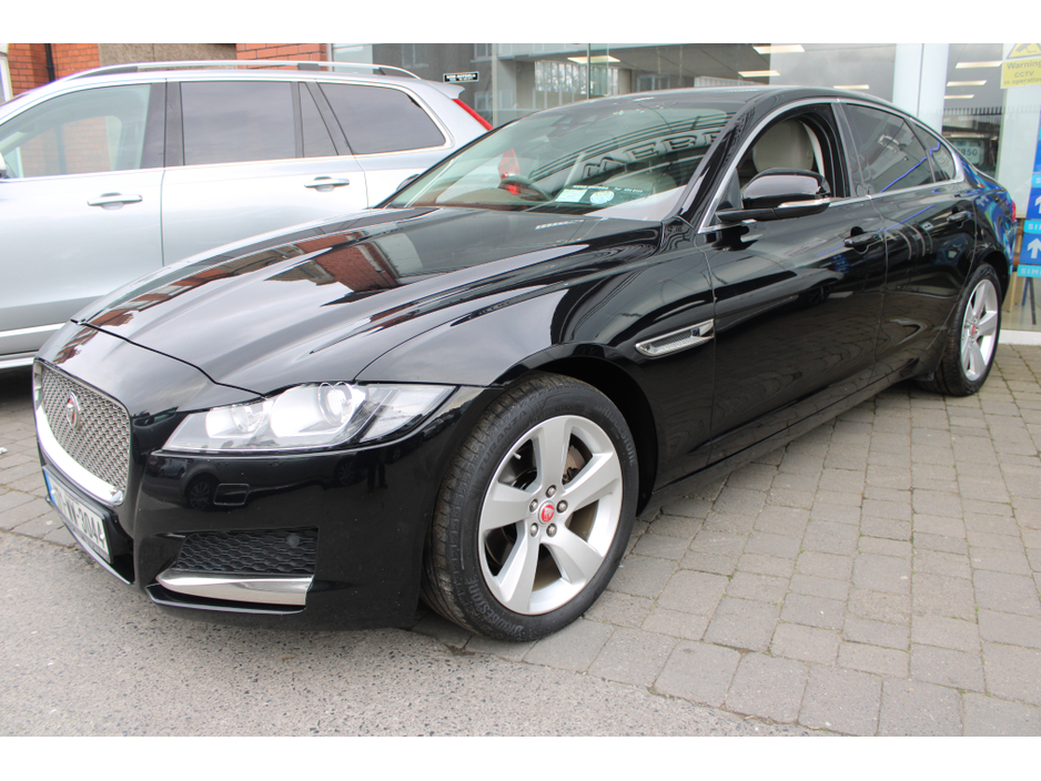 2017 Jaguar XF - image 4