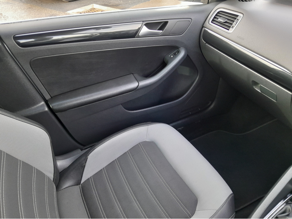2015 Volkswagen Jetta - image 33