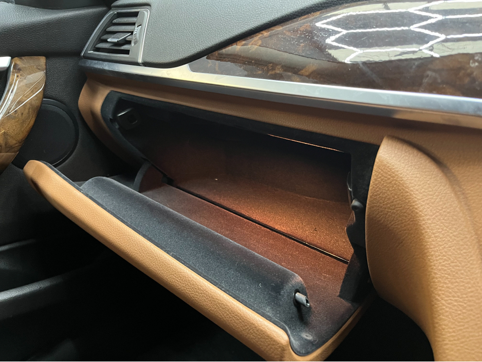 2016 BMW 3 Series - image 17