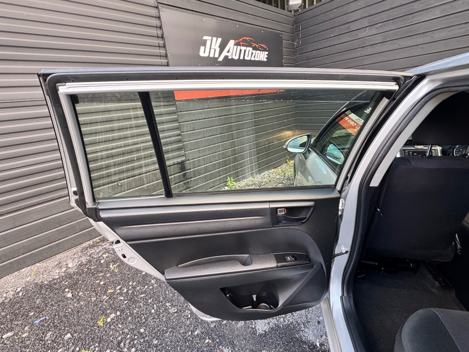 2018 Toyota Corolla - image 13