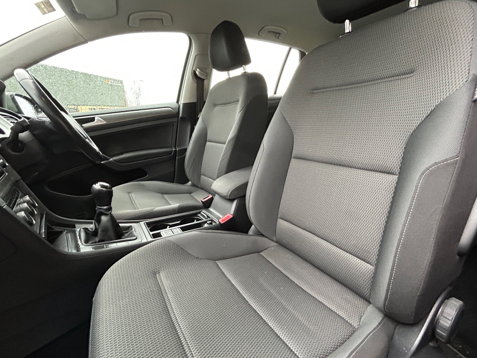 2014 Volkswagen Golf - image 8