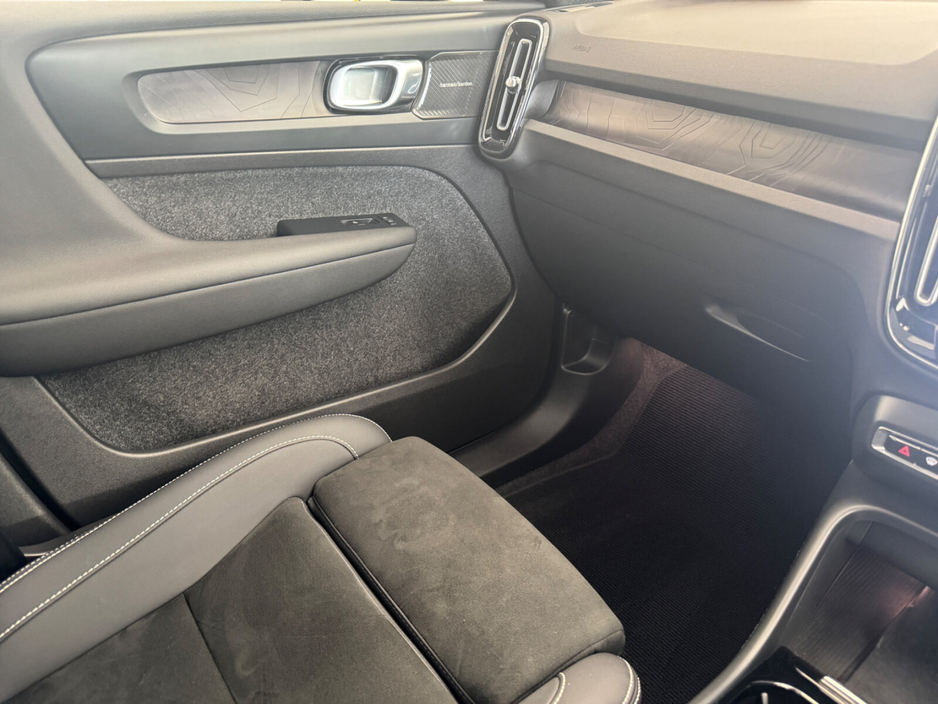 2023 Volvo XC40 - image 17
