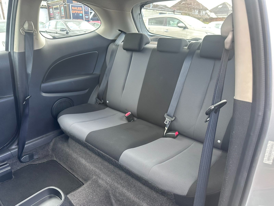 2010 Mazda Mazda2 - image 10