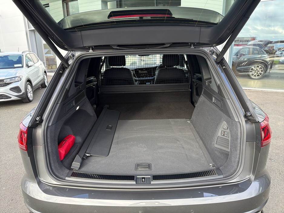 2026 Volkswagen Touareg R-Line (COMMERCIAL)