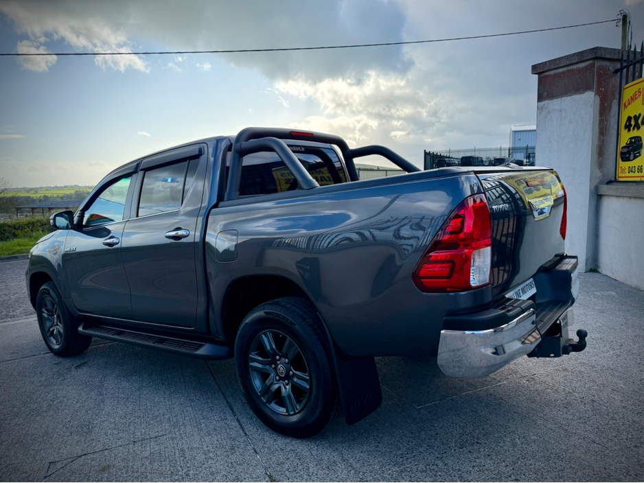 2025 Toyota Hilux - image 8