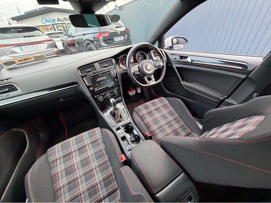 2017 Volkswagen Golf - image 40