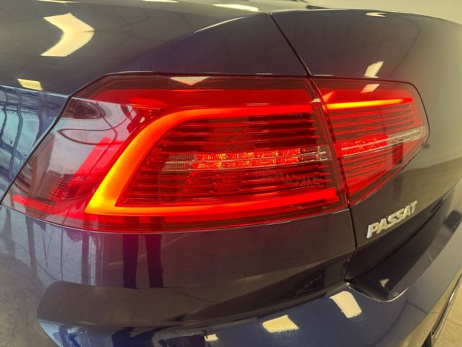 2018 Volkswagen Passat - image 20