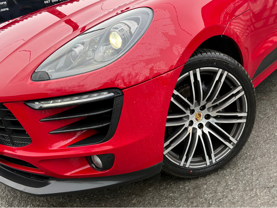 2017 Porsche Macan - image 8