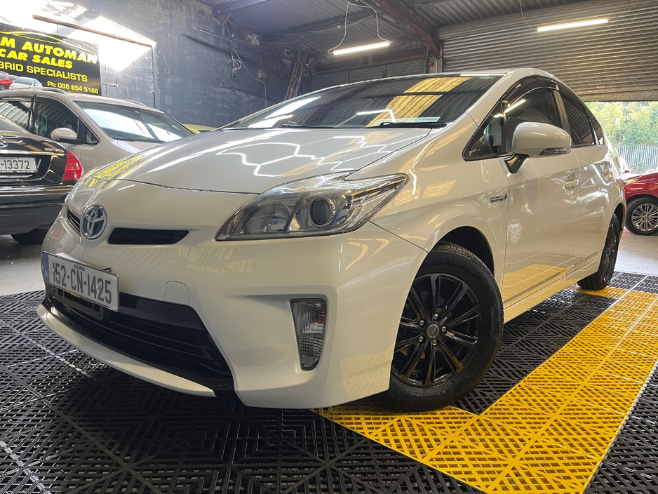 2015 Toyota Prius - image 2