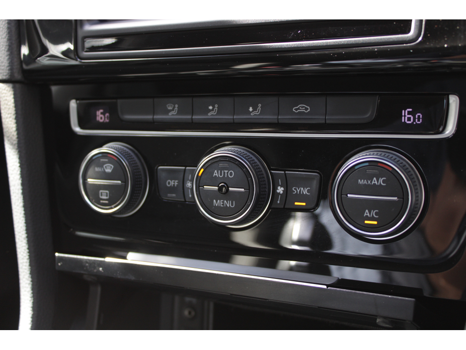 2015 Volkswagen Golf - image 15