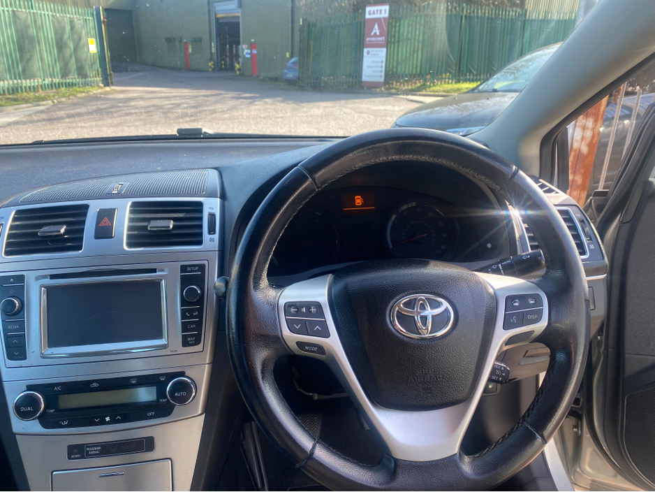 2012 Toyota Avensis - image 10