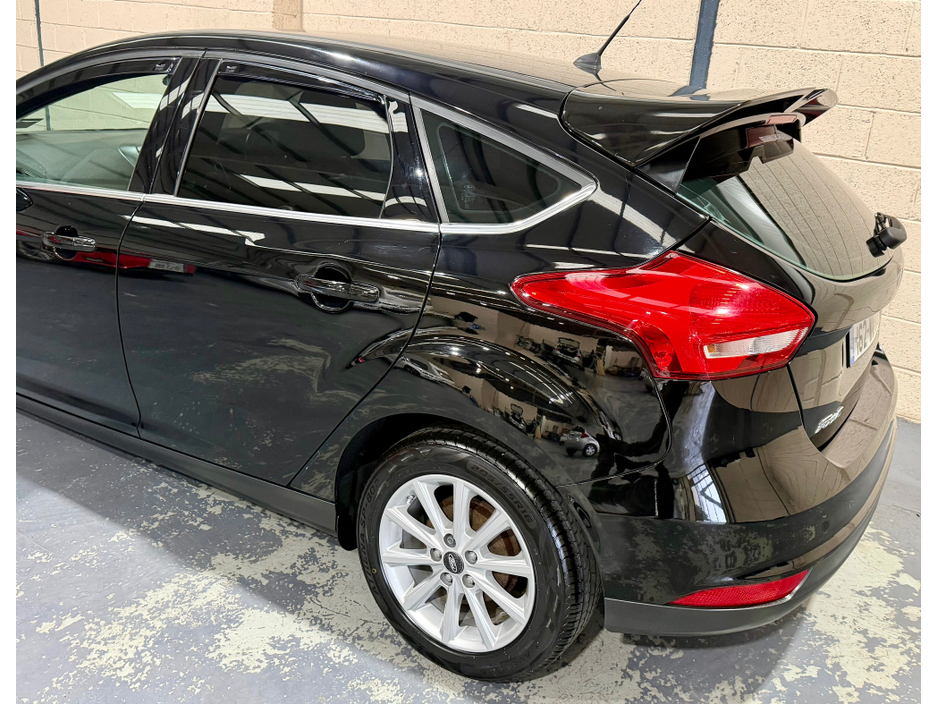 2016 Ford Focus - image 17