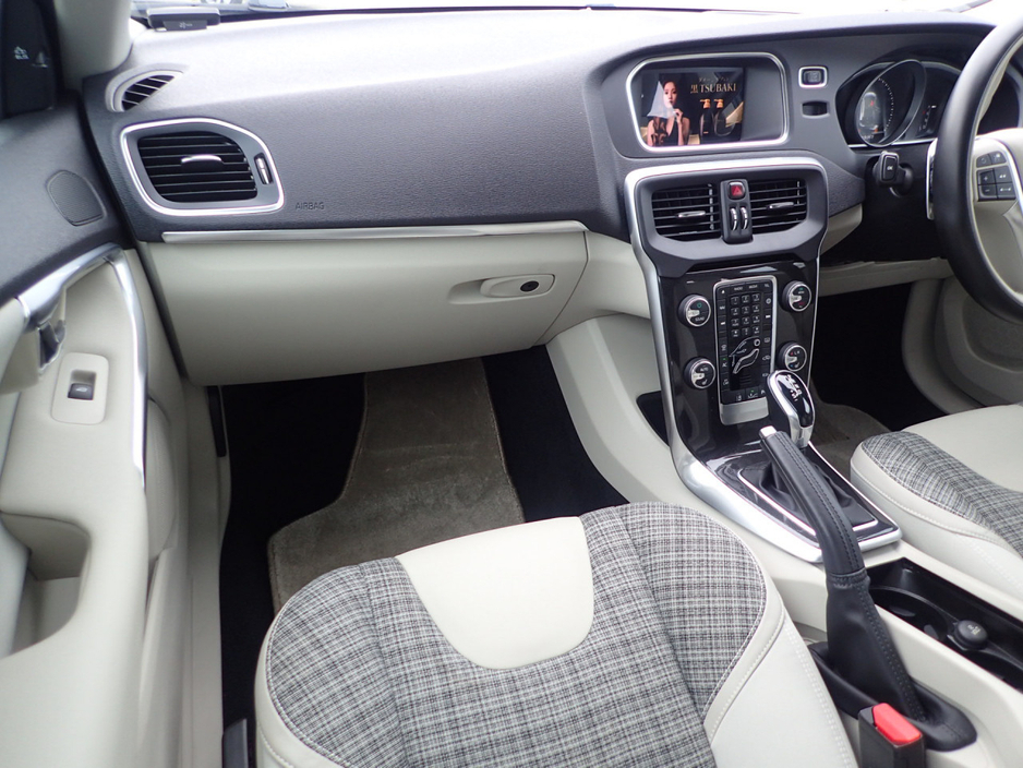 2019 Volvo V40 2.0 D4 SE LUXURY PLUS DIESEL AUTOMATIC // MASSIVE SPEC //  HALF HEATED LEATHER // REVERSING CAMERA // CRUISE CONTROL // LANE ASSIST // COLLISION WARNING SYSTEM // UPGRADED SPORT ALLOYS €19,950