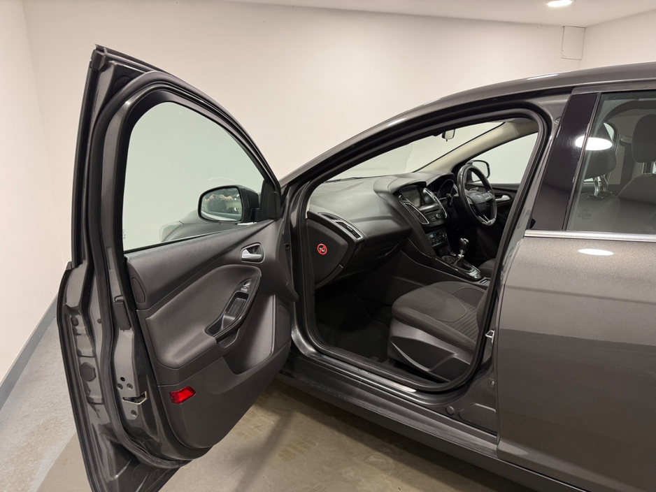 2017 Ford Focus - image 18