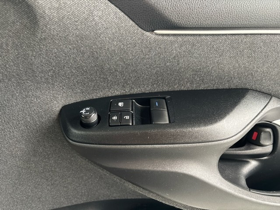 2022 Toyota Yaris - image 13