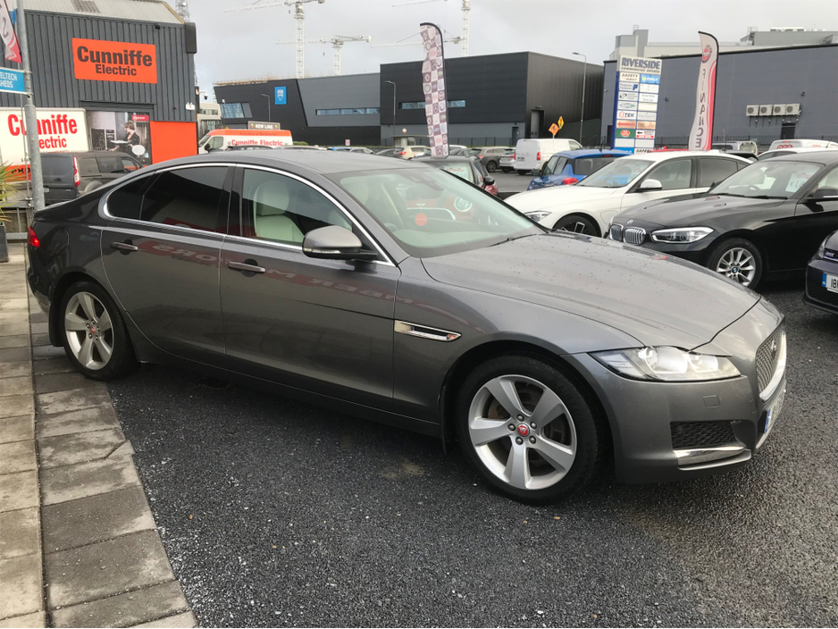 2018 Jaguar XF - image 13