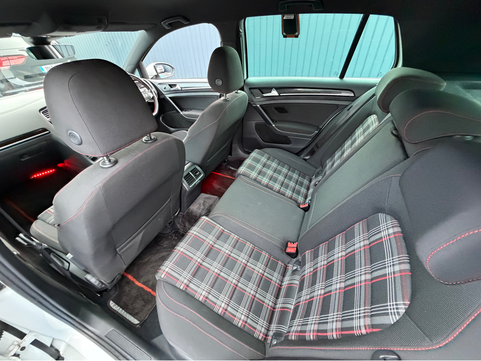 2017 Volkswagen Golf - image 35