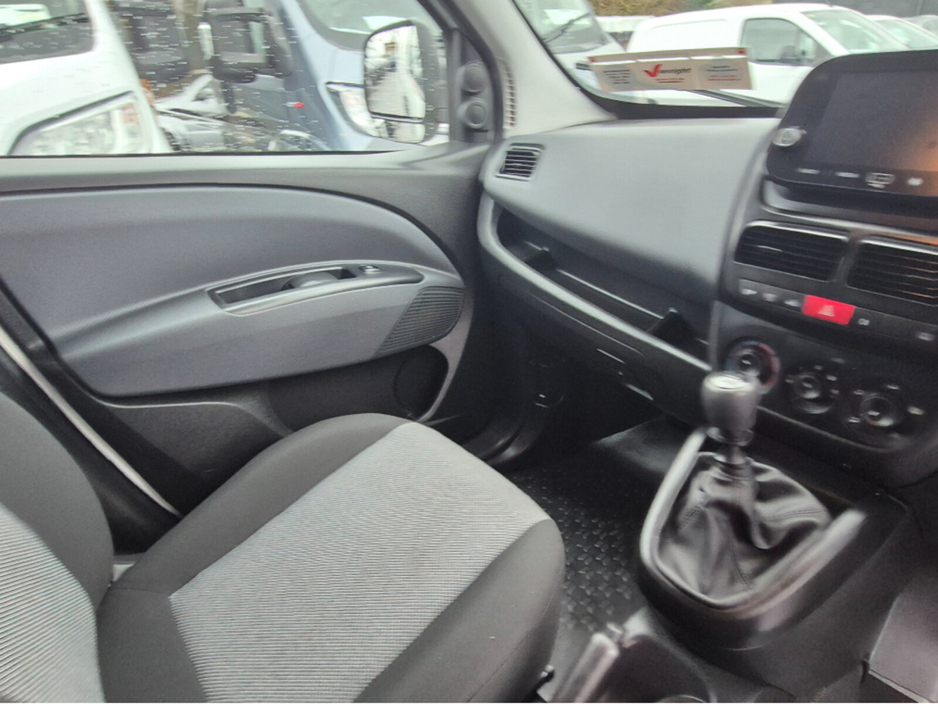 2022 Fiat Doblo - image 5