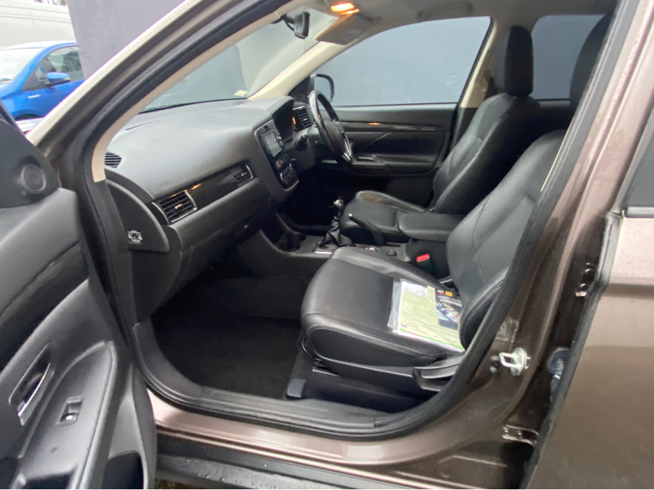 2016 Mitsubishi Outlander 2.3 DSL  4WD 6 SPEED 7 SEATER  TINY  KMS  FULL  SERVICE HISTORY €15,950