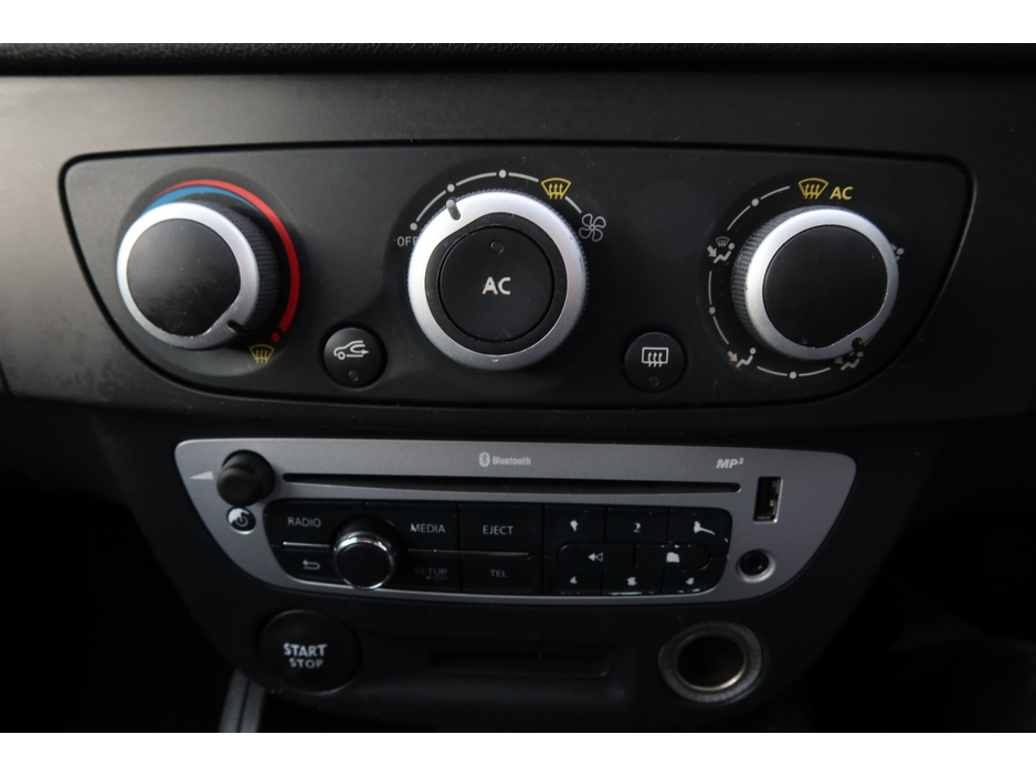 2013 Renault Fluence - image 4