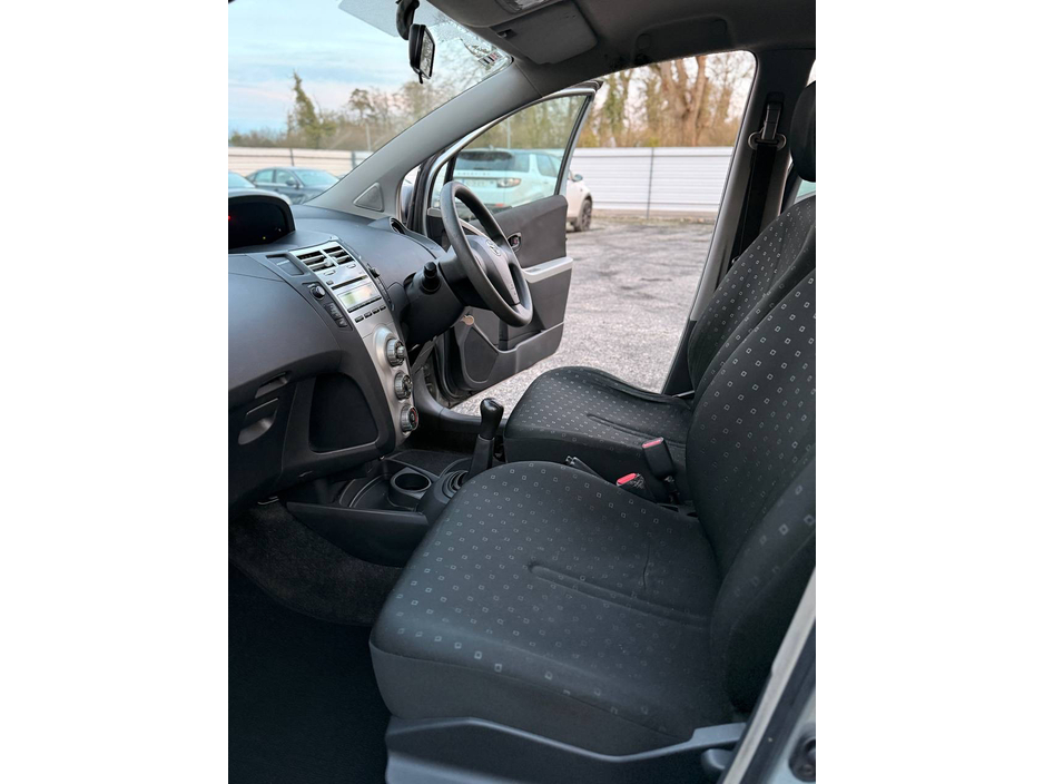 2007 Toyota Yaris - image 27