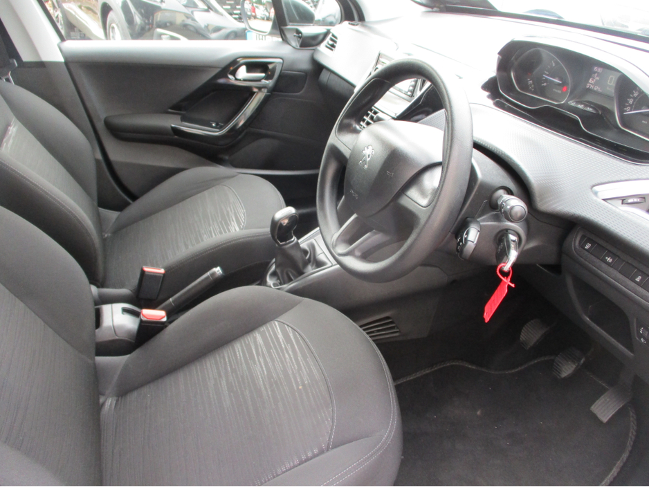 2017 Peugeot 208 - image 9