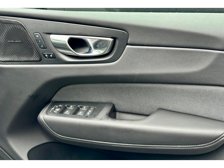 2025 Volvo XC60 T6 AWD PANORAMIC SUNROOF