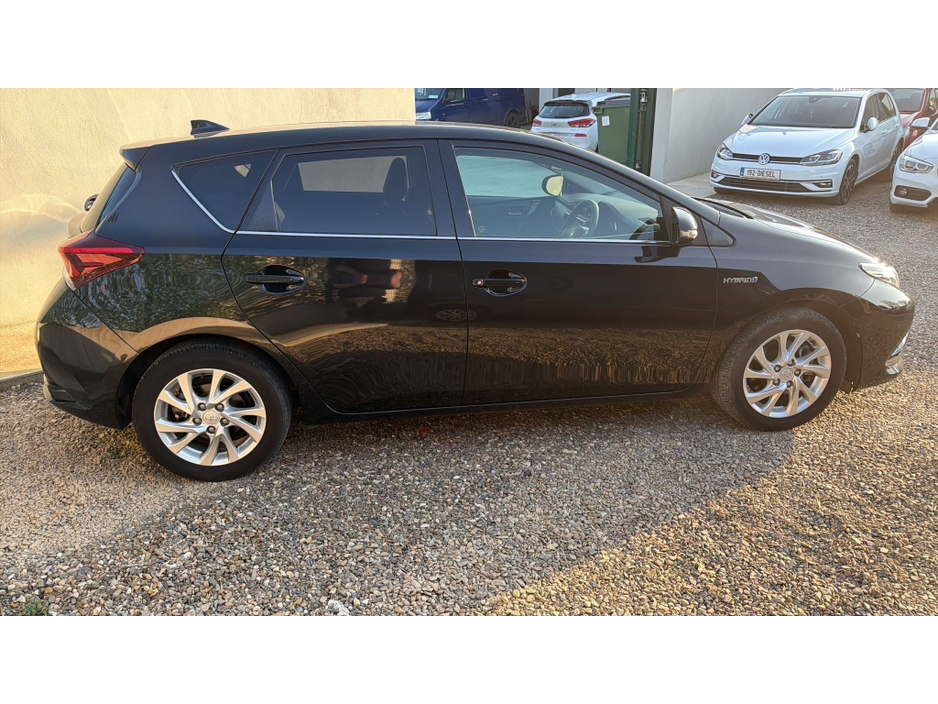 2016 Toyota Auris - image 4