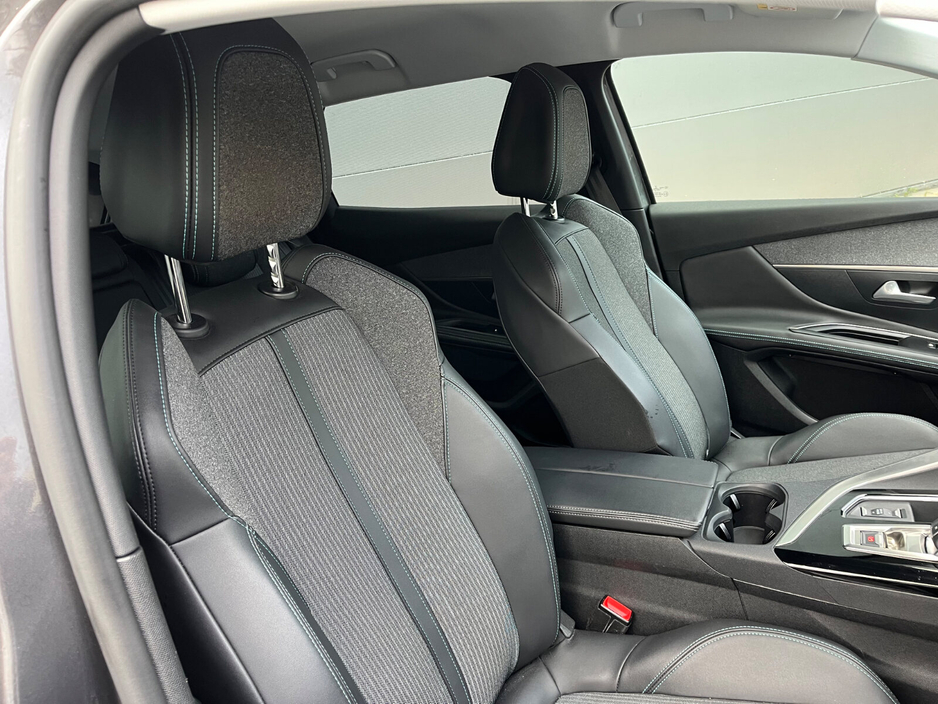 2022 Peugeot 3008 - image 9