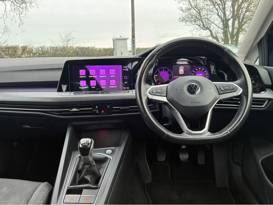 2022 Volkswagen Golf - image 9