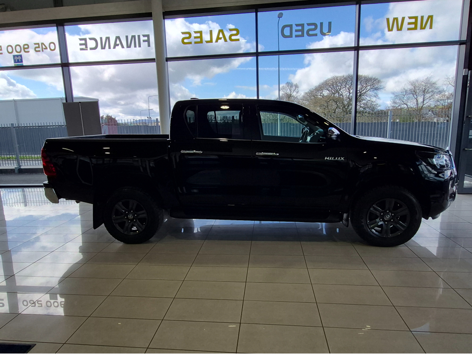 2022 Toyota Hilux - image 8