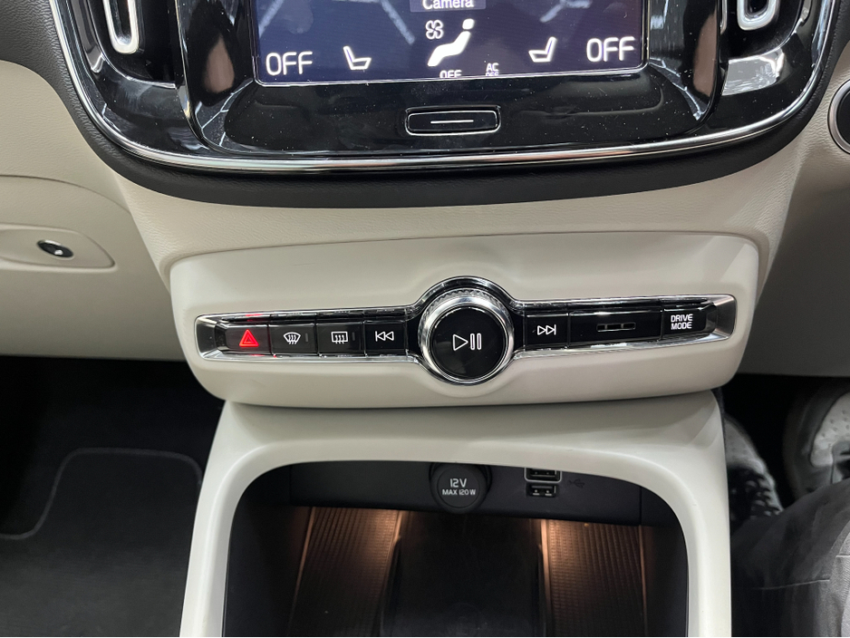 2020 Volvo XC40 - image 23