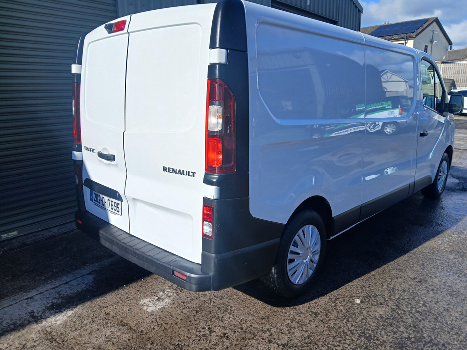 2020 Renault Trafic - image 8