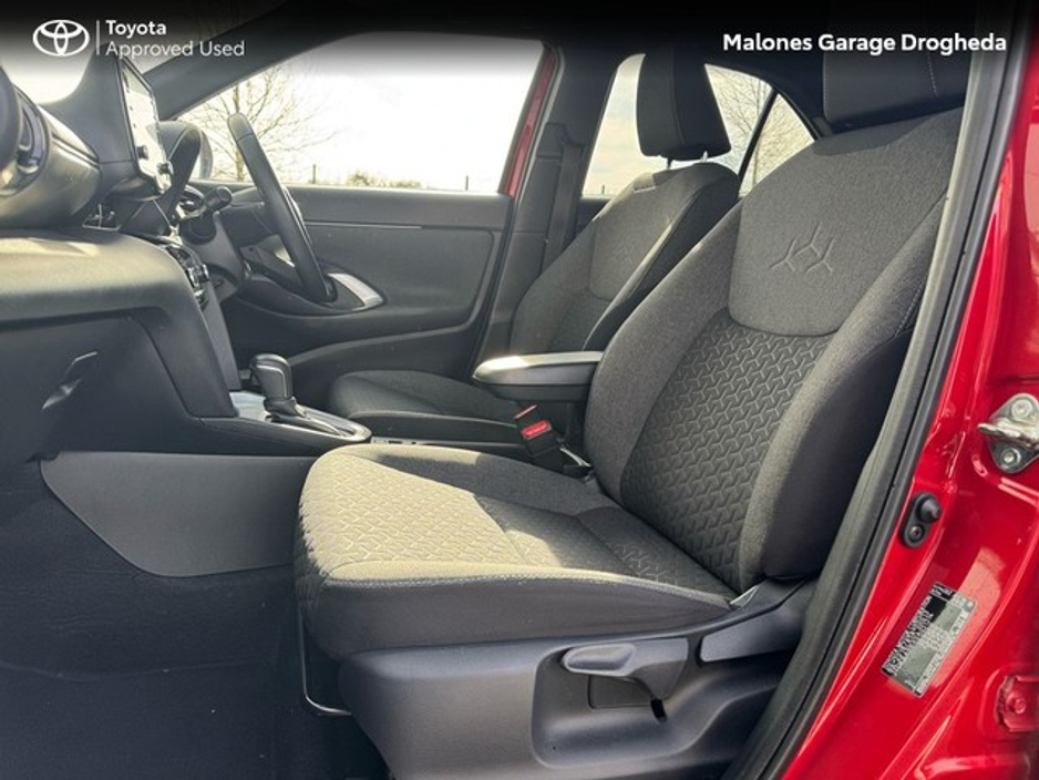 2024 Toyota Yaris Cross - image 7