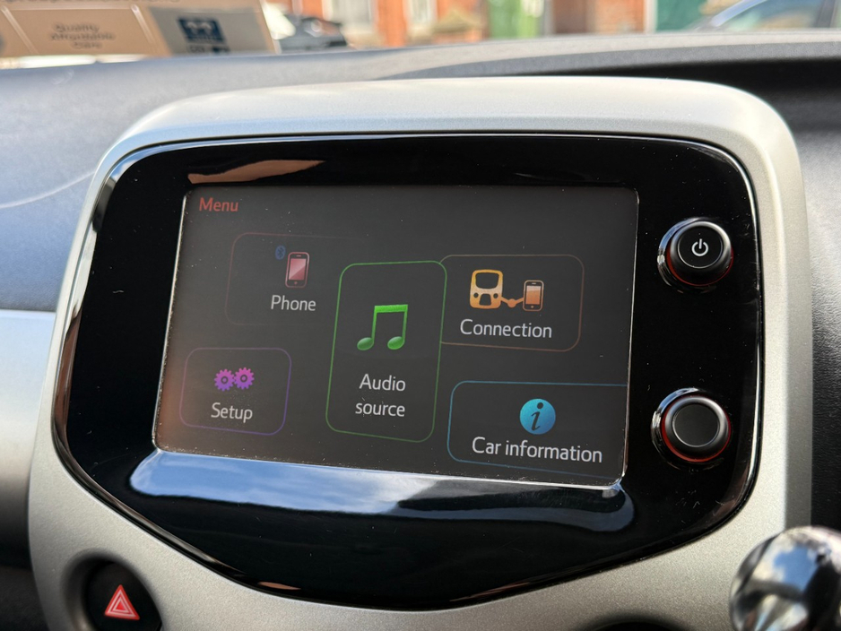 2017 Peugeot 108 - image 18