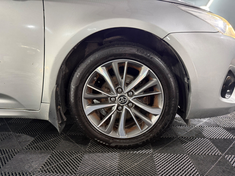 2015 Toyota Avensis - image 4