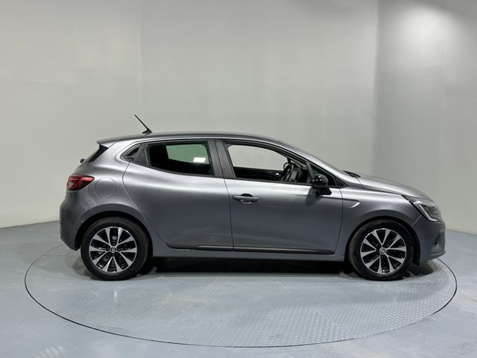 2023 Renault Clio - image 8