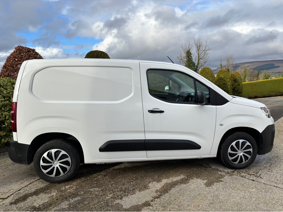 2020 Citroen Berlingo - image 9