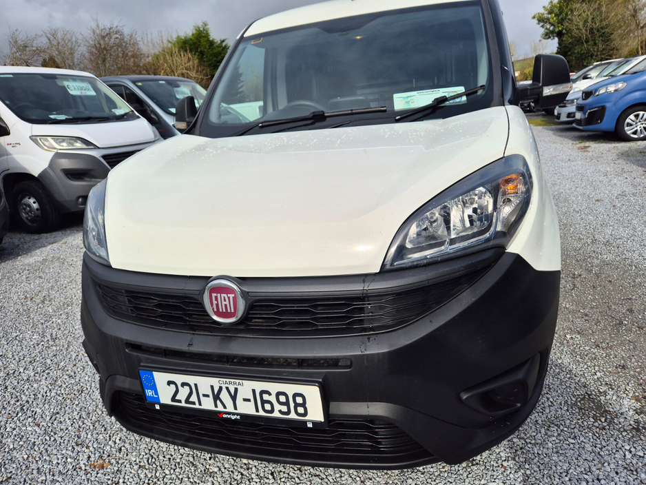 2022 Fiat Doblo - image 4