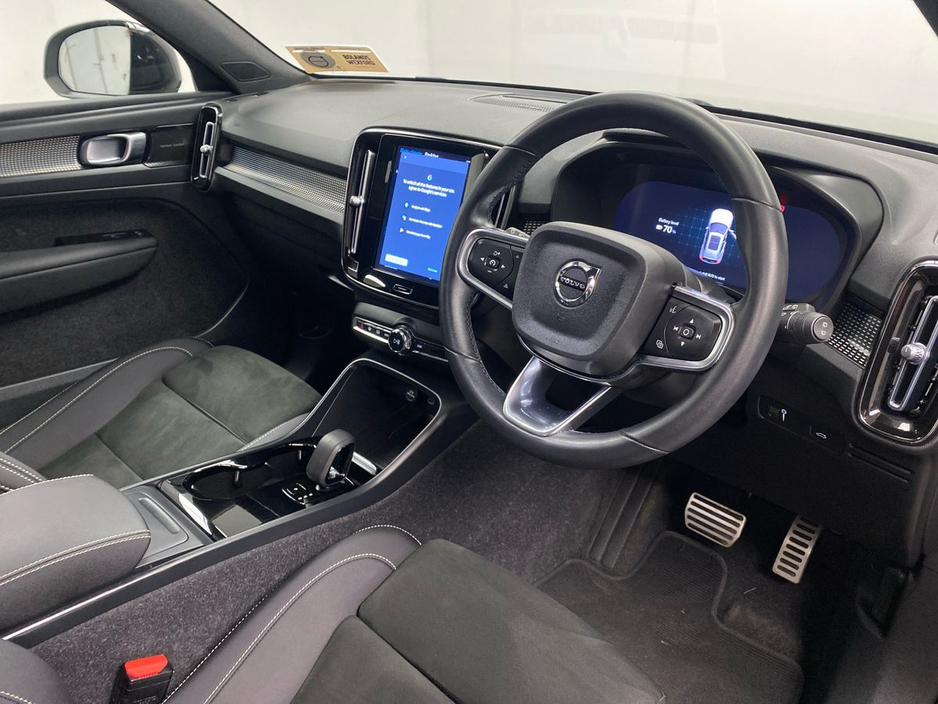 2022 Volvo XC40 - image 6