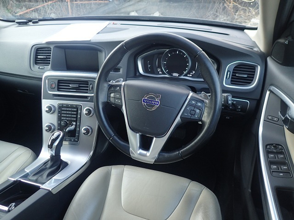 2016 Volvo V60 - image 3