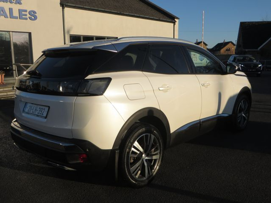 2021 Peugeot 3008 - image 3