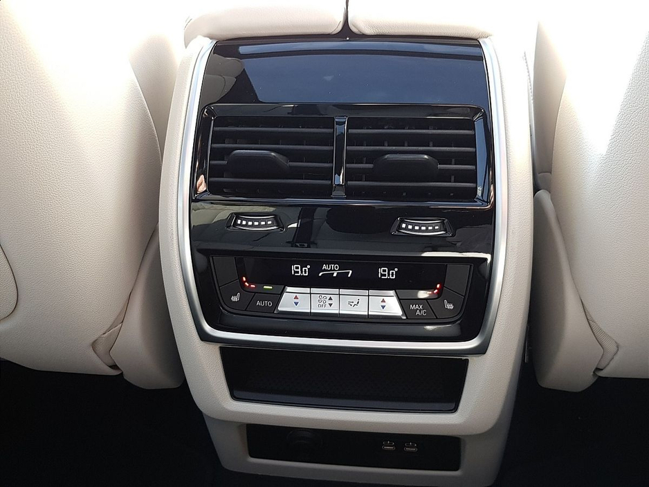 2026 BMW X7 - image 28