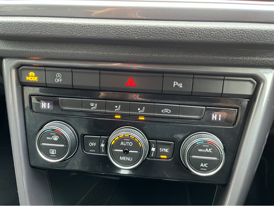 2020 Volkswagen T-Roc R-LINE AUTOMATIC 2.0 DIESEL //HALF LEATHER SEATS//KEYLESS ENRTY//ADAPTIVE CRUISE CONTROL//REVESE CAMERA// €25,950