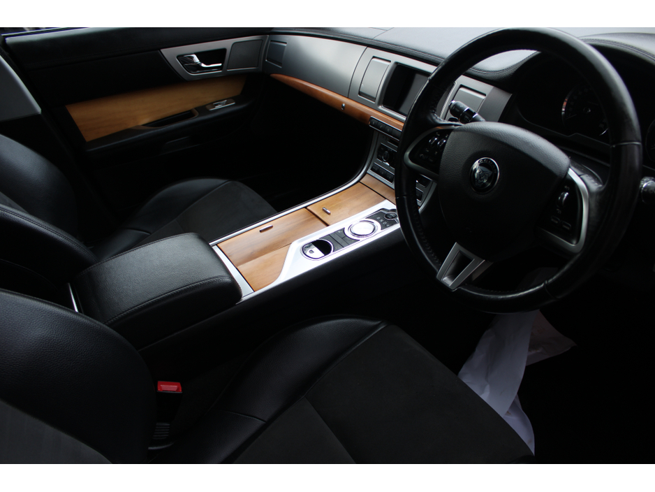 2013 Jaguar XF - image 9