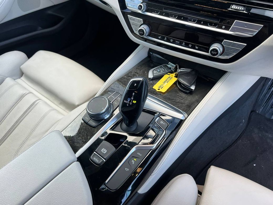 2019 BMW 5 Series 530e M-SPORT COMPETITION 2.0 HYBRID // HEADS-UP DISPLAY // 4 HEATED SEATS // 360 VISUAL PARKING ASSIST €29,900