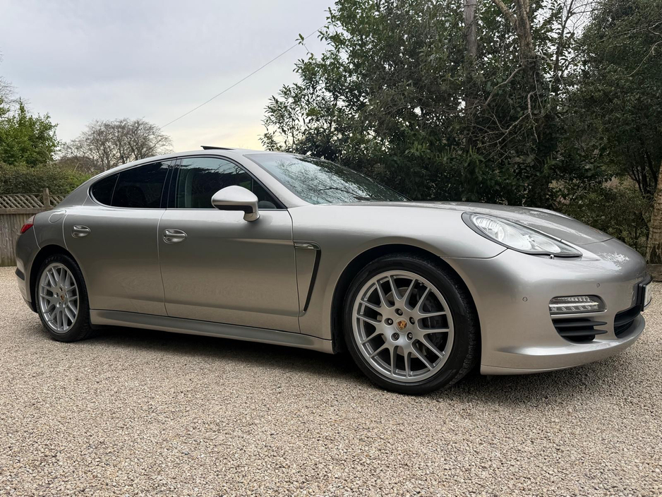 2012 Porsche Panamera - image 2