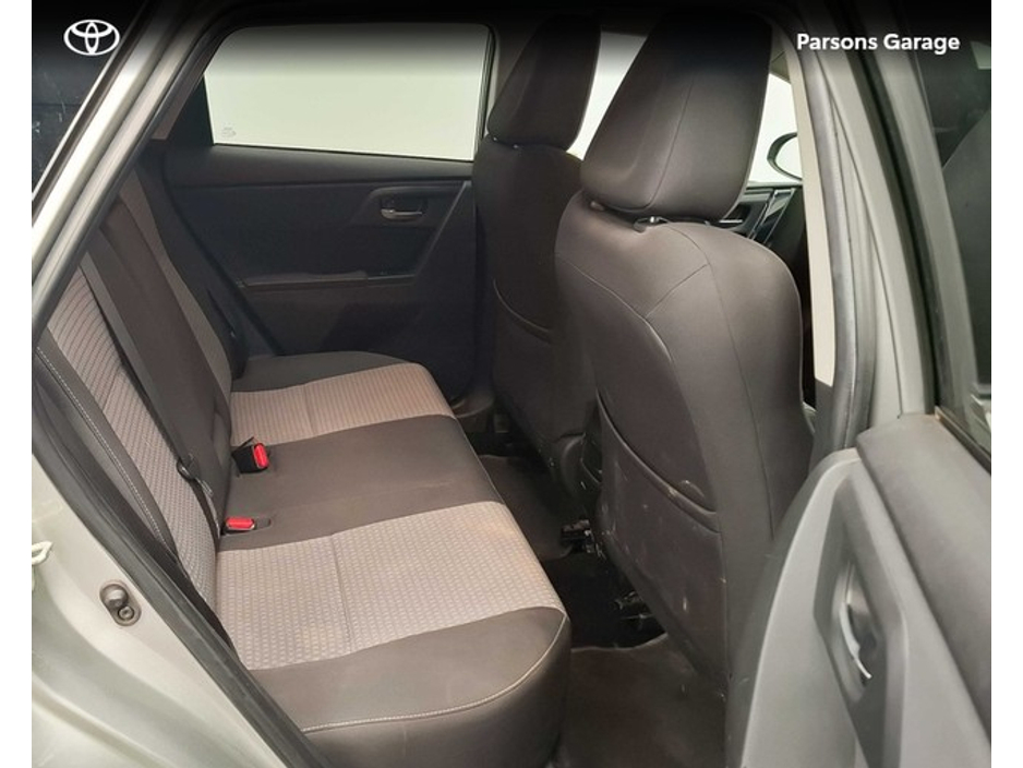 2018 Toyota Auris - image 11