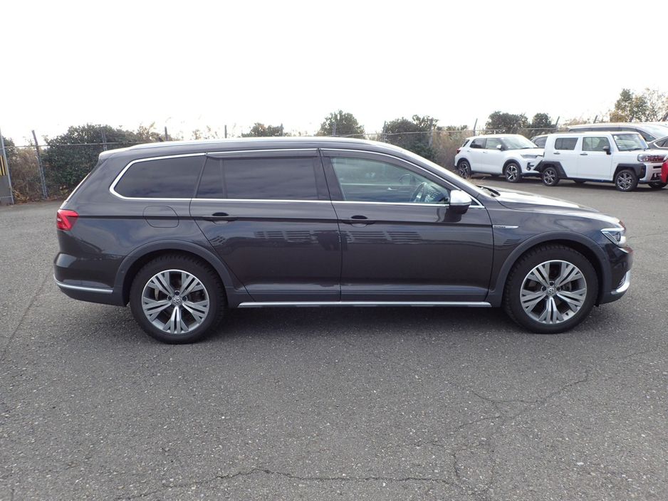 2018 Volkswagen Passat - image 4