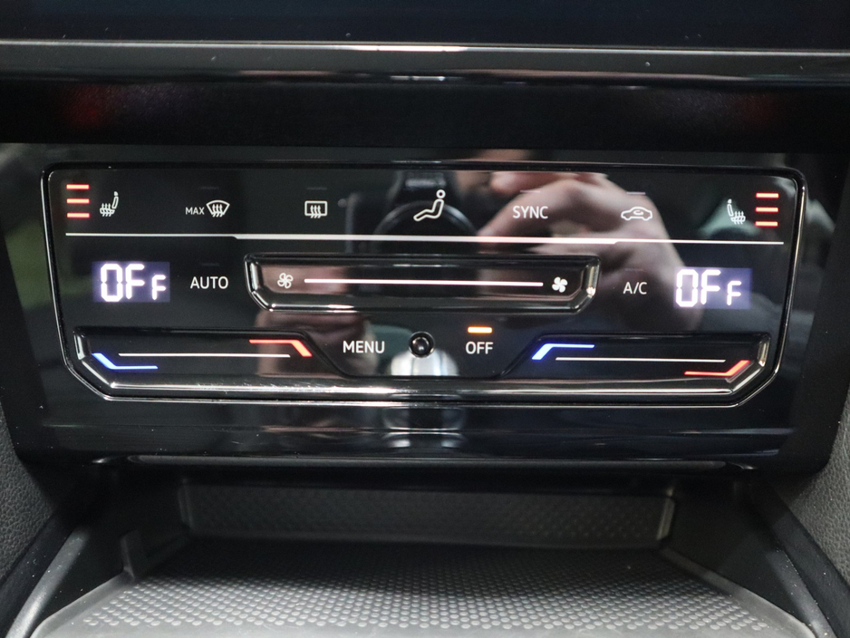 2021 Volkswagen Passat - image 21